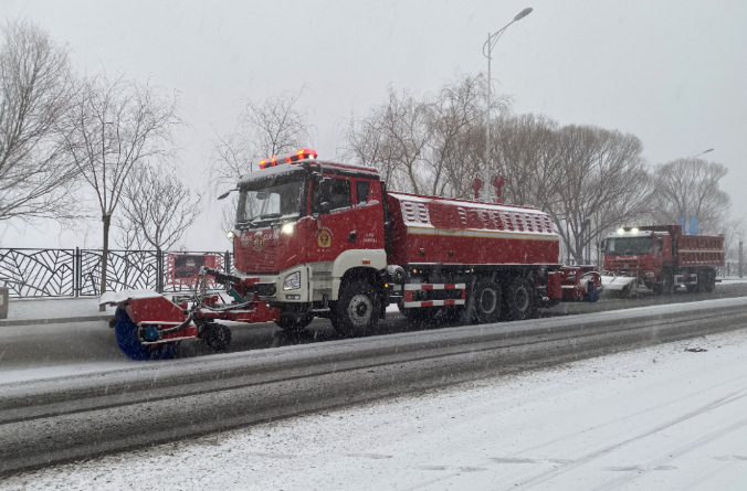 庄闲游戏环境除冰雪装备全力投入破冰作业，助力北京道路交通安全